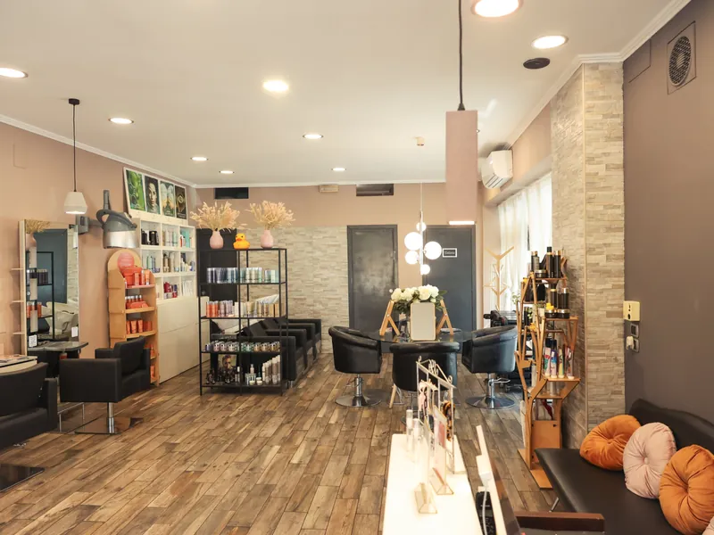 L'ingresso del salone con l'angolo trucco, i fiori bianchi e le poltrone nere